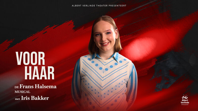 Portrait van een vrouw met een glimlach, naast de tekst "Voor Haar" en de namen "Fenna Halma" en "Iris Bakker."