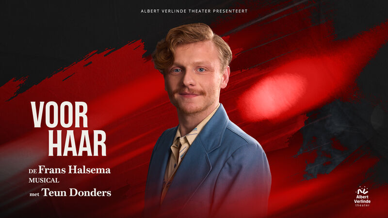 Promotionele afbeelding voor de musical "Voor Haar" met acteur Teun Donders, op een rode achtergrond.