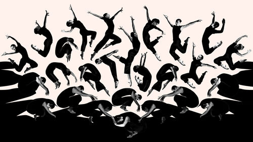 Groep dansers in zwarte kleding vormt een symmetrisch patroon van sprongen en gebogen poses tegen een lichte achtergrond.
