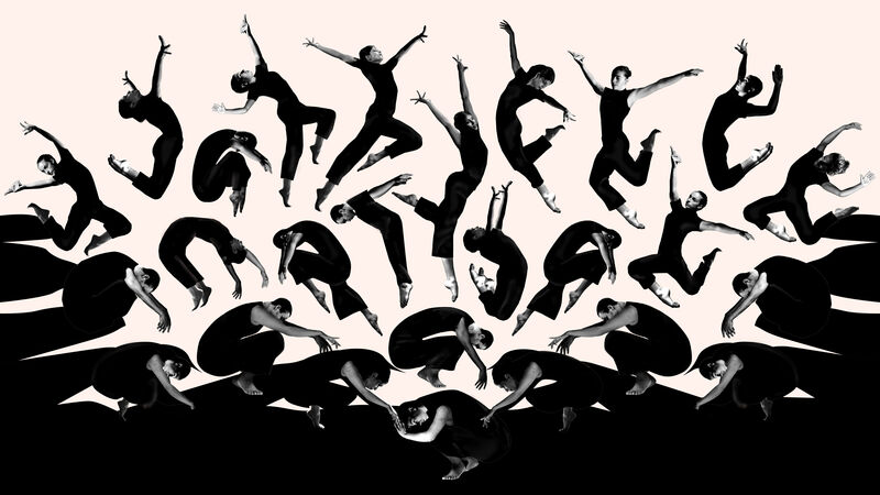 Groep dansers in zwarte kleding vormt een symmetrisch patroon van sprongen en gebogen poses tegen een lichte achtergrond.